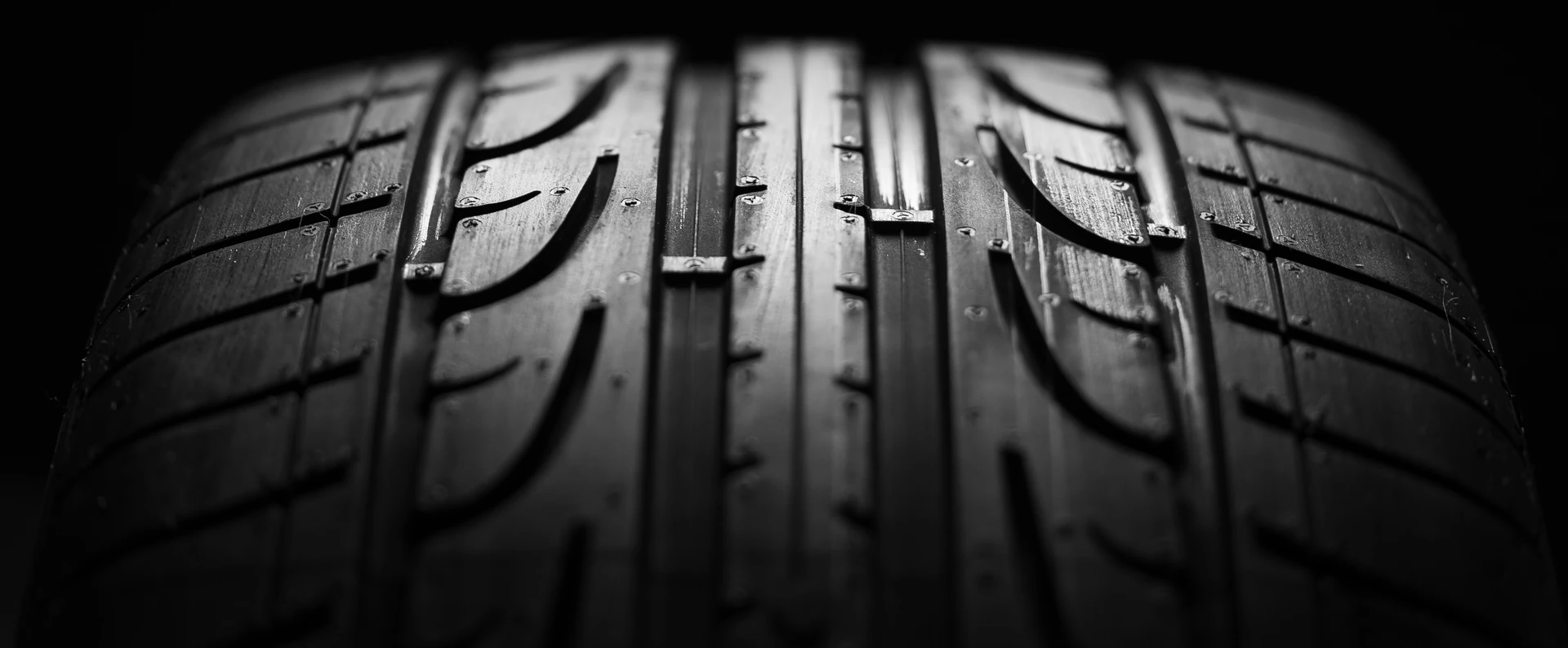 Detalhe da banda de rodagem de um pneu